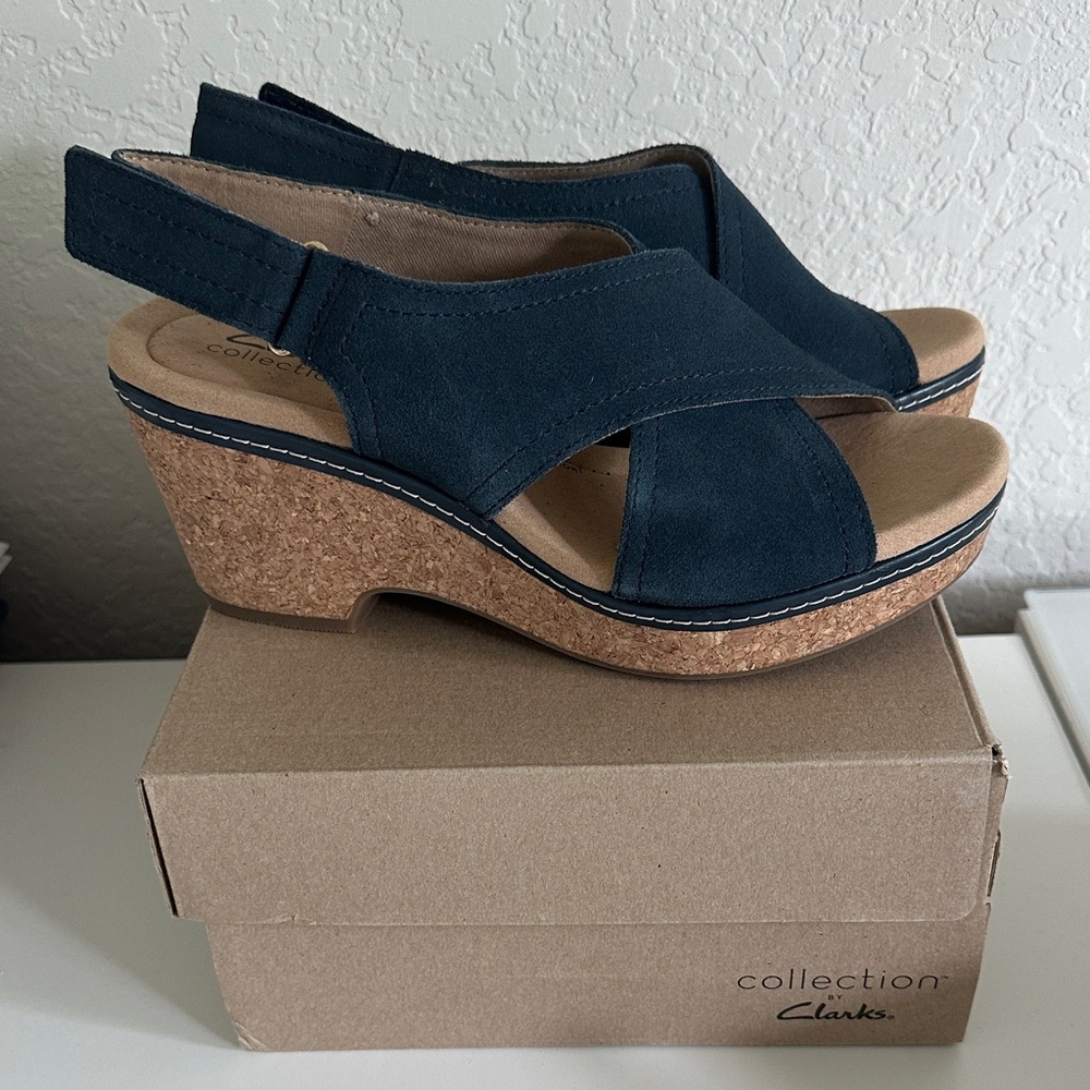 NEW! CLARKS WOMEN'S GISELLE COVE NAVY - Size 9